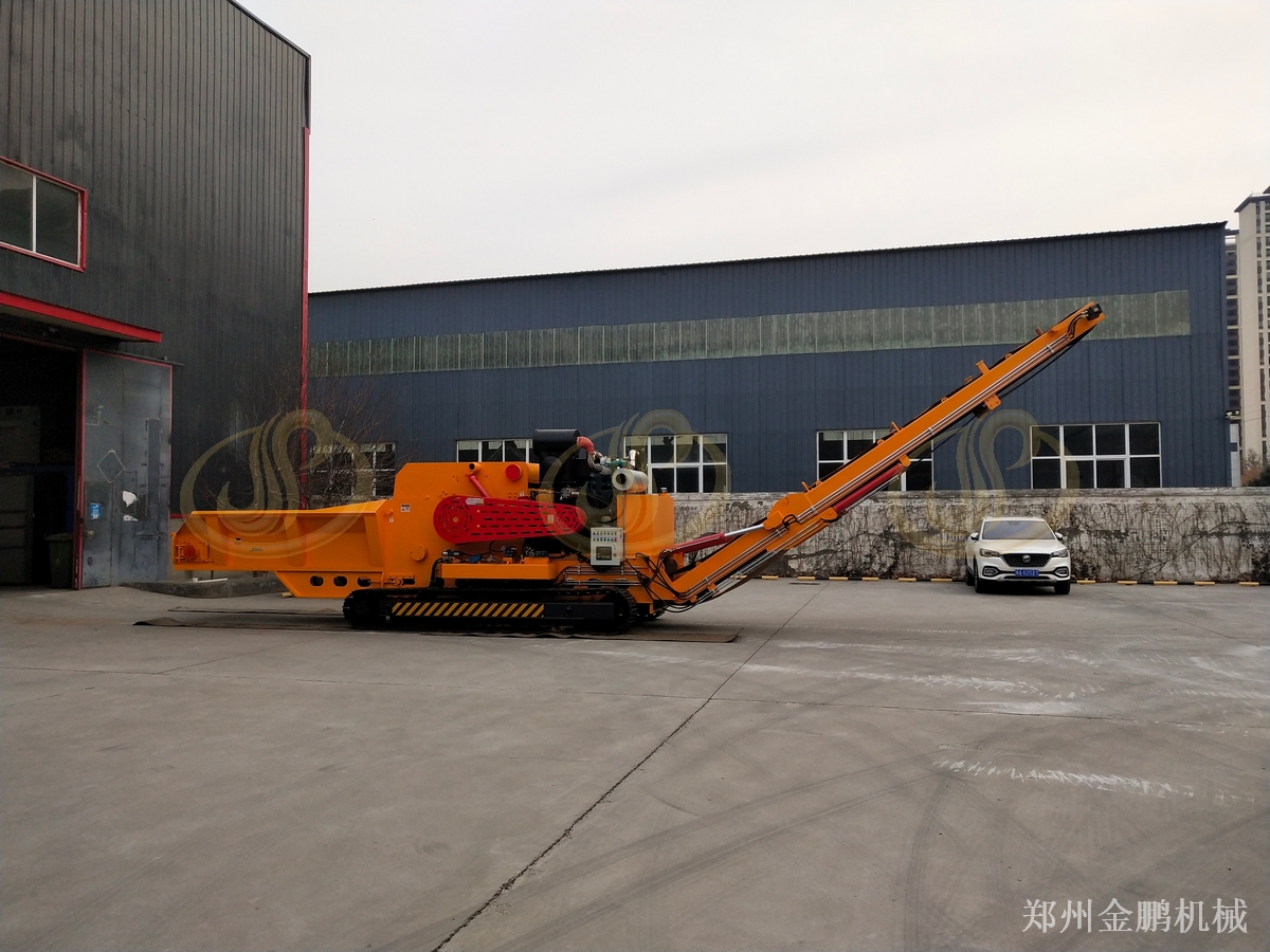 郑州金鹏移动式柴油木材破碎机在分散料场作业中的应用