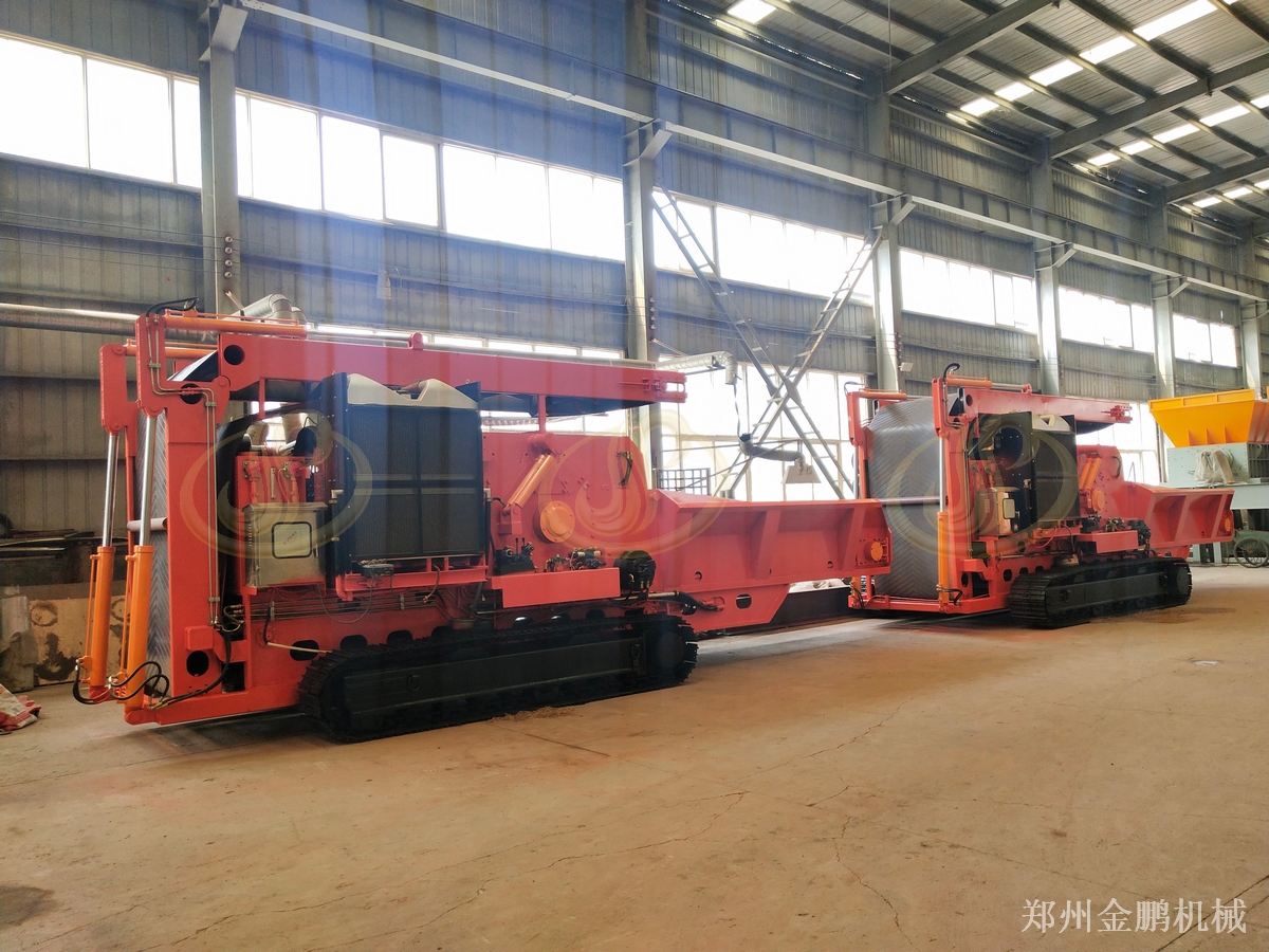 郑州金鹏大型移动树枝粉碎机用于分散料堆现场预粉碎处理