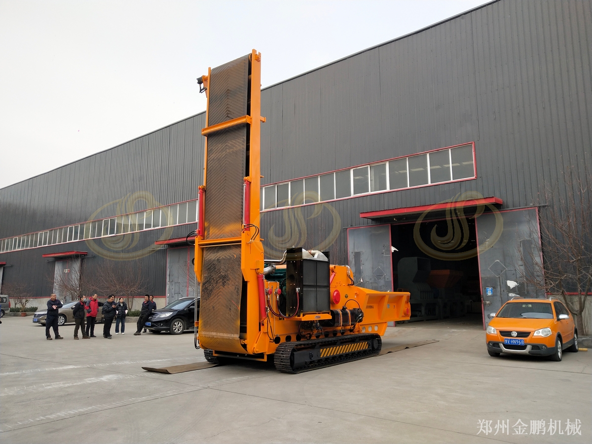 郑州金鹏移动树木粉碎机在林地现场破碎树木