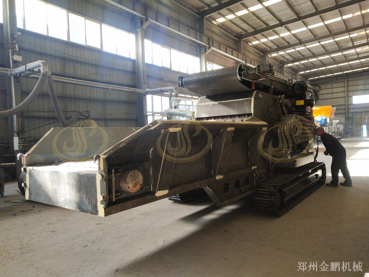 郑州金鹏大型移动式秸秆树枝粉碎机：移动作业处理枝条