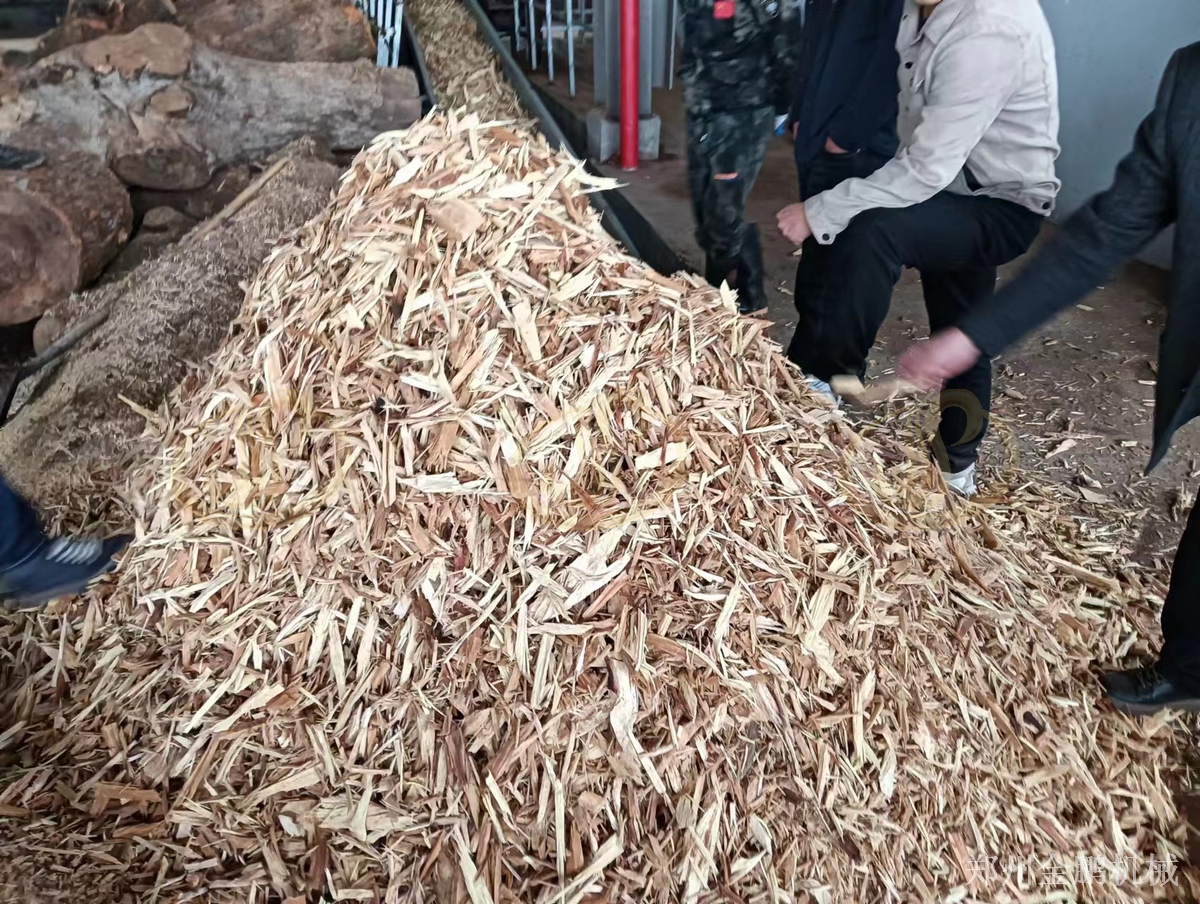 郑州金鹏碎树根机器：圆盘切削处理大块硬质木料