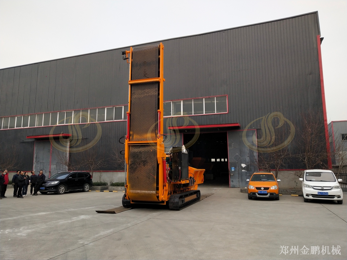 郑州金鹏移动式大型木材粉碎机灵活作业